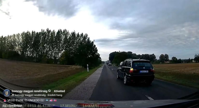Elképesztő felelőtlenség! – Nem véletlenül használ a rendőr, a tűzoltó, a mentő szirénát és villogót (VIDEÓ)