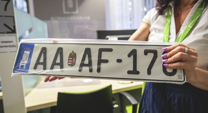 Lejár a határidő: november végéig kell lecserélni a rendszámokat