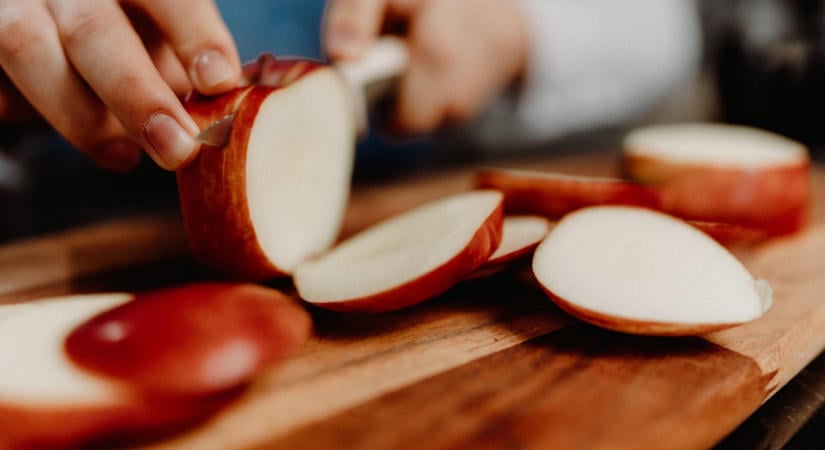 Délutánra bebarnul az alma a gyerek uzsonnásdobozában? Ezzel a trükkel tovább marad hófehér