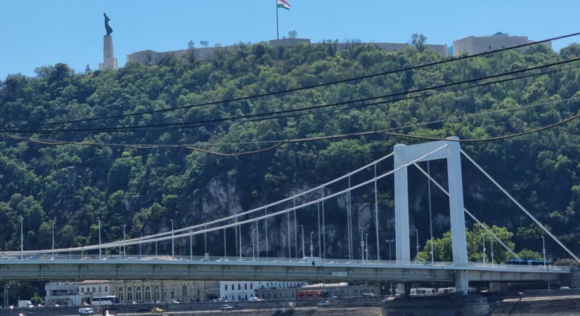 A hétvégén mossák az Erzsébet hidat