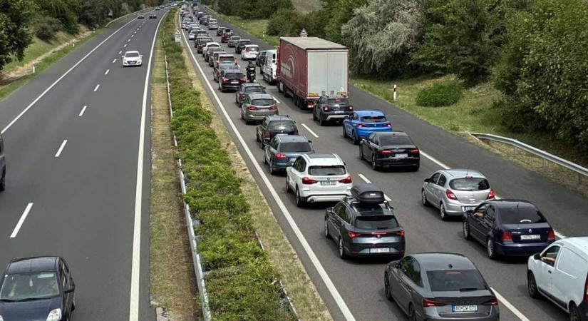Baleset miatt több kilométeres a torlódás az M1-es autópályán Szárligetnél mindkét irányban