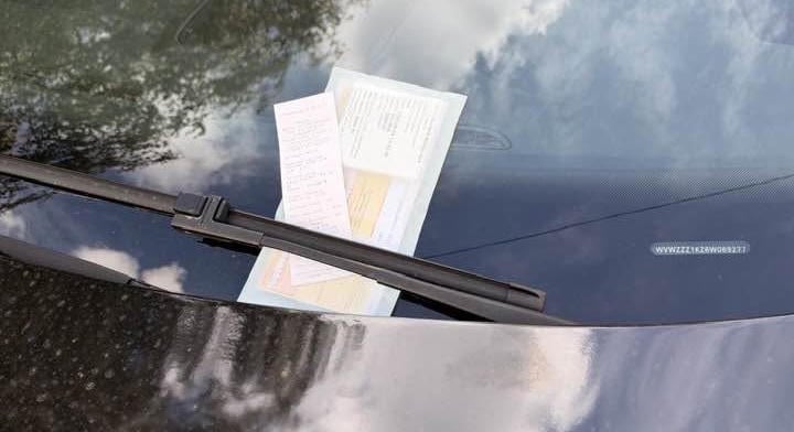 Hétköznapi hős: kisgyerekes anyukának vett parkolójegyet Adrián, hogy megmentse a büntetéstől