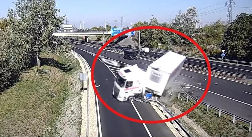 Videó: így borította fel a kamiont egy személyautó az M1-esen!