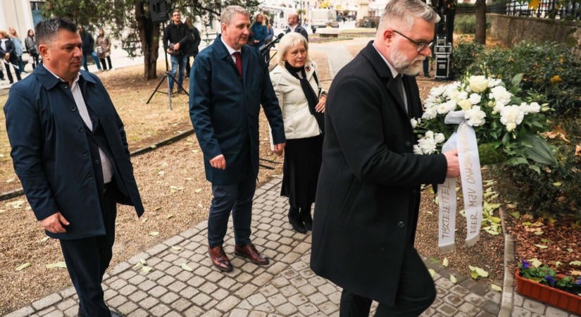 Emléktáblával bővül az egri sortűz áldozatainak emlékhelye