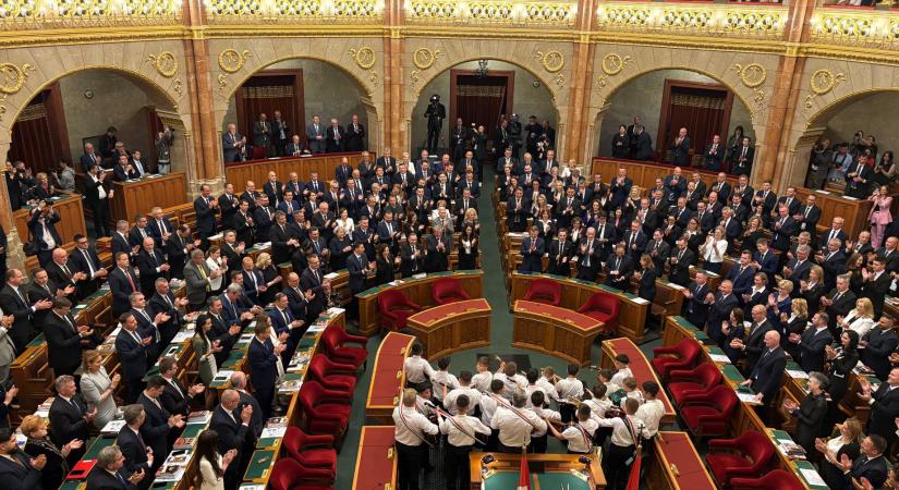 Üzent a 100 Tagú Cigányzenekar a Mi Hazánknak a Parlamentben tanúsított viselkedésük miatt
