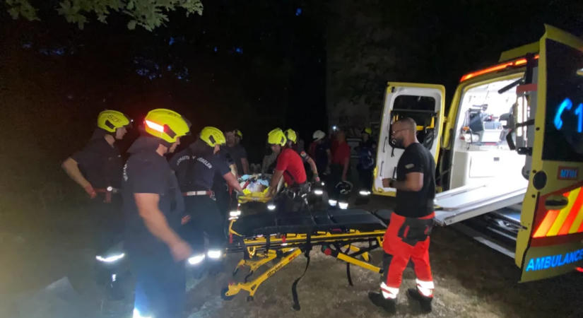 Lezuhant egy siklóernyős a Vértesben - hordágyon mentették ki a bajbajutottat