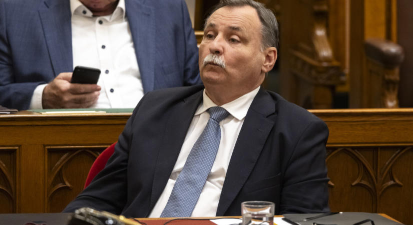 Egymásnak esett Gajdos László és Bóka János a vízügyért felelős államtitkár állítólagos szabadsága miatt