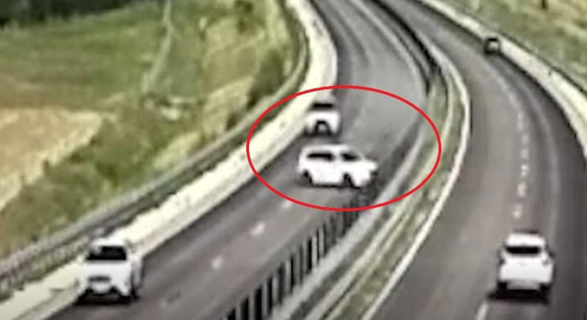 Megáll az ész: egy pillanat leforgása alatt történt baleset az M85-ösön - videó