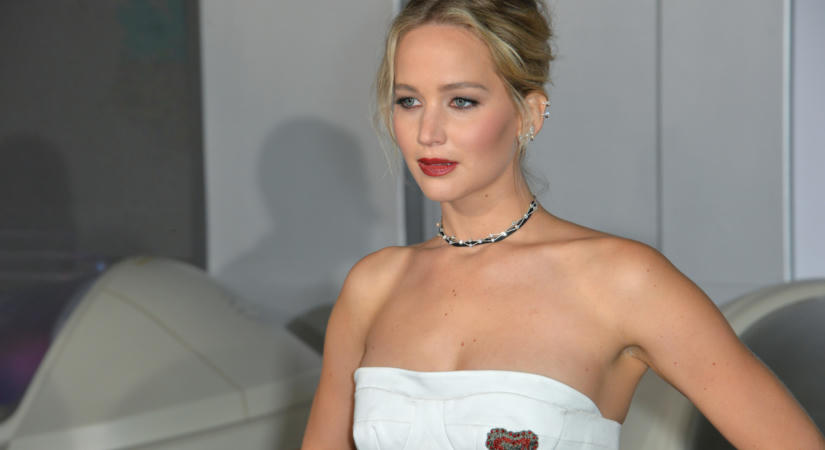 Jennifer Lawrence elárulta, miért visel gyakran fejkendőt