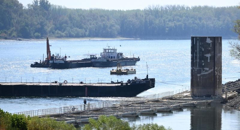 Mi történik Pakson? Egymás után vonulnak el a honvédség katonái az építési területről