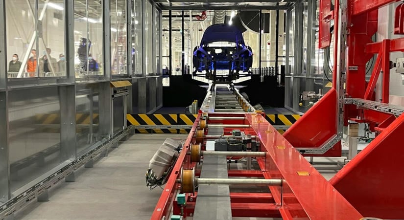 Dolgozók ellenállnak az Optimus robotok betanításának a Tesla gyáraiban