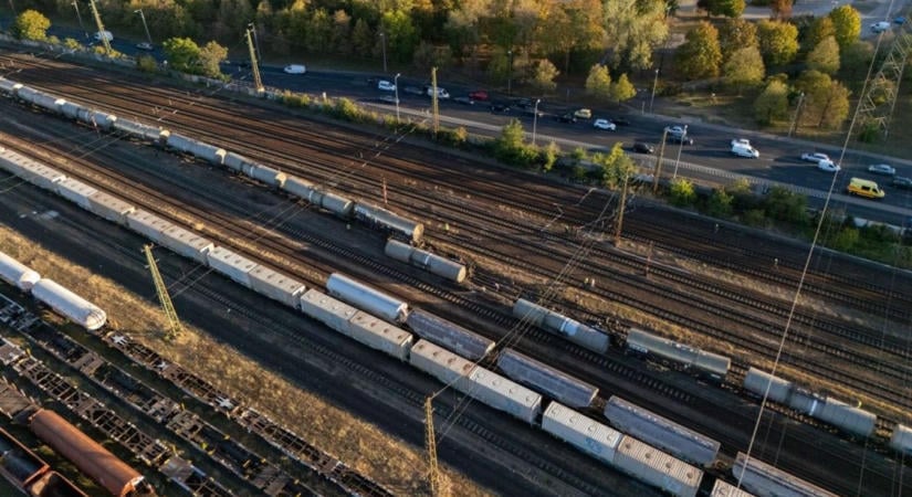 Fotókon a kisiklott vonat – így járnak most az InterCityk!