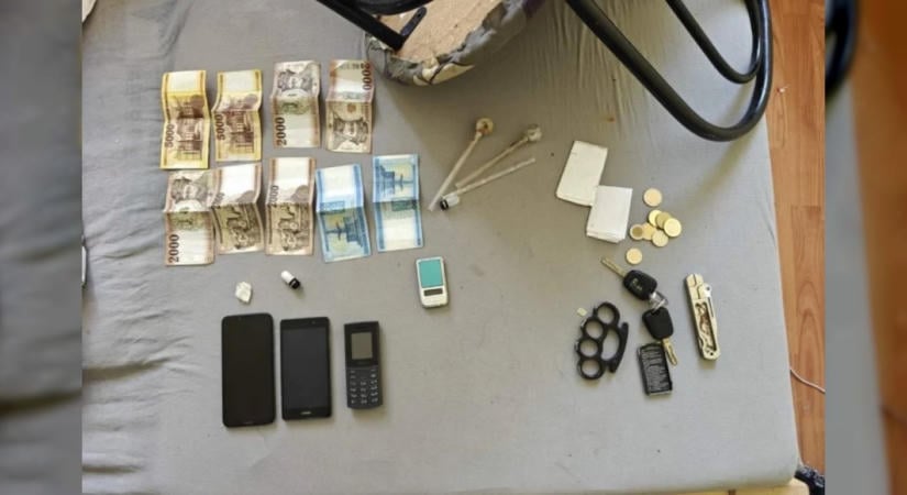 Fegyverrel fenyegettek meg és raboltak ki egy férfit Nagytarcsán, a rendőrség őrizetbe vette a támadókat
