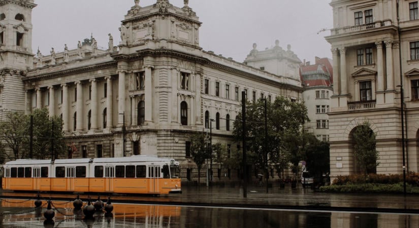 Október 23-án még napos idő, hétvégén eső és óraátállítás várható