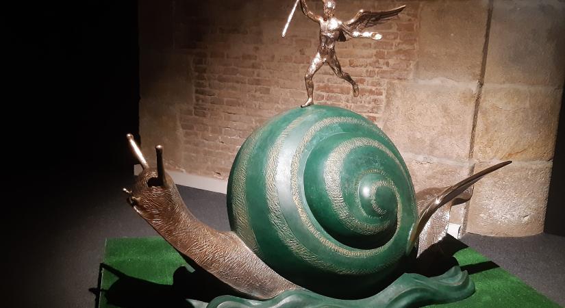 Elvont, néhol perverz és zseniális: elfolyó órák alatt megnéztük a Dalí-kiállítást