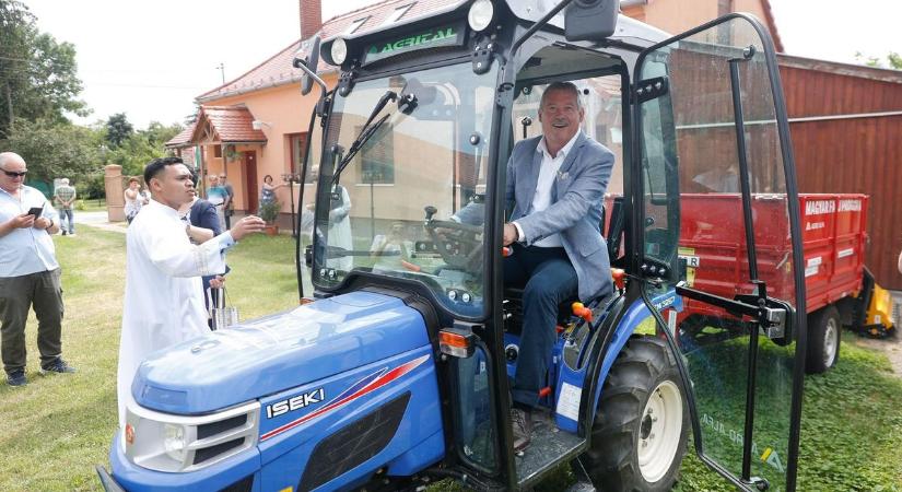 Gyermeknapot tartottak, kitáncolták a májusfát, Petőfi Sándorra emlékeztek és kommunális eszközöket adtak át a gyanógeregyeiek - fotók