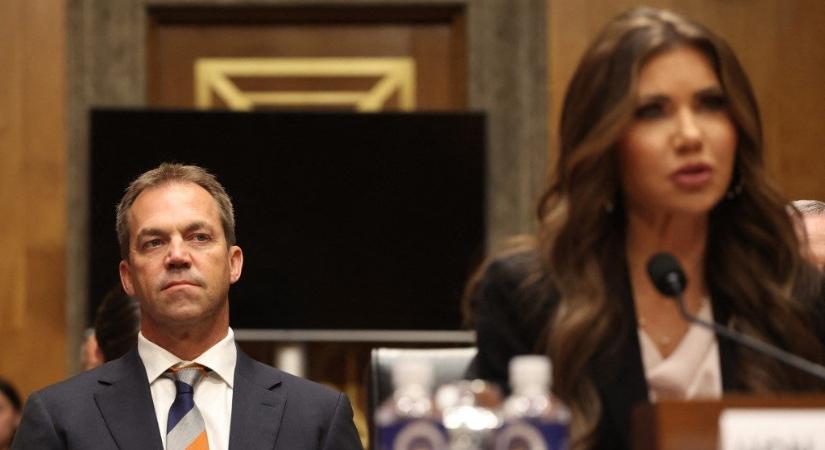 Trump volt belbiztonsági miniszterének férjéről kiderült, hogy titokban szeret nőnek öltözni