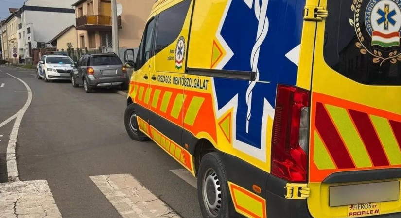 Autóval ütközött egy mentőautó Kőbányán, többen megsérültek
