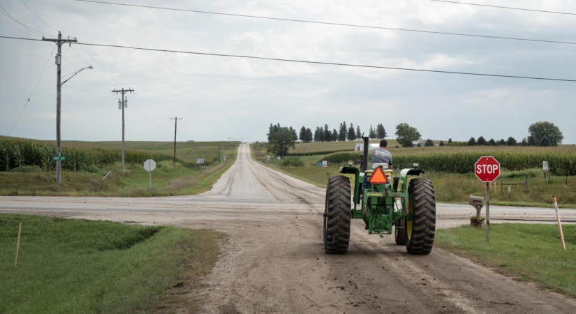 14 embert repített ki az utánfutóból a felborult traktor