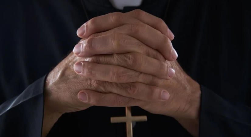 Baltával fejbe verte, majd felgyújtotta áldozatát a plébános