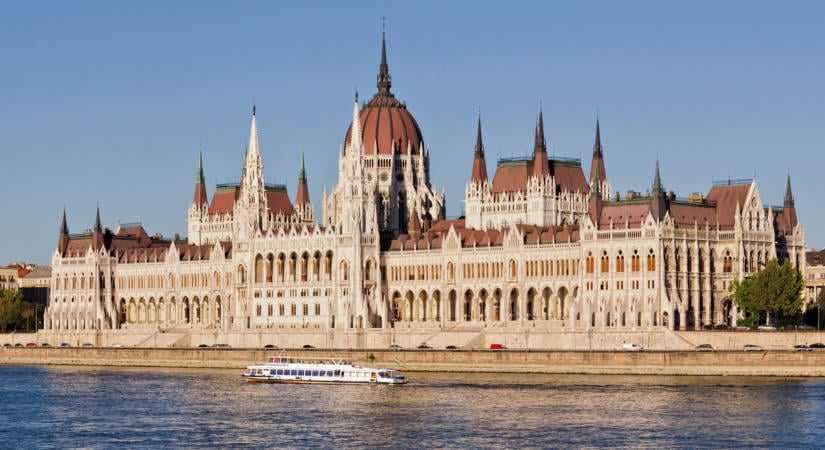 Újra ülésezik a parlament: politikai csatározásokkal és megemlékezéssel folytatódik az őszi ülésszak