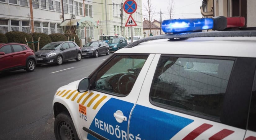 Bombariadó fenyegetése miatt intézkedik a rendőrség, több mint 70 oktatási intézményt emlegettek