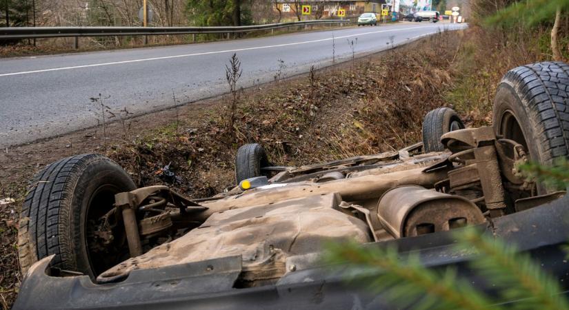Árokba csapódott egy autó Borsodban