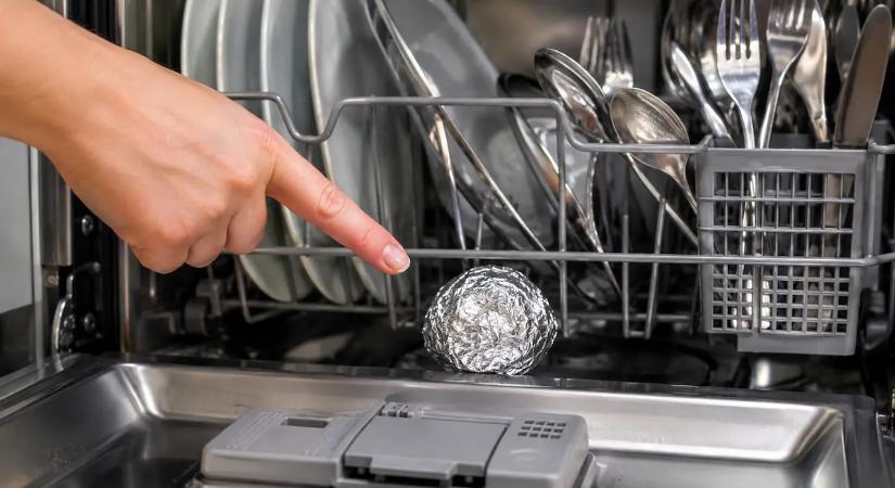 Ez történik ha bedobunk egy gombóc alufóliát a mosogatógépbe