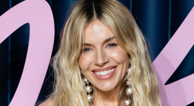 Sienna Miller nem a szájára használja ezt a népszerű sminkterméket