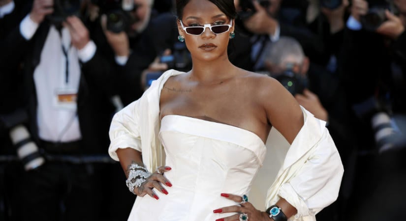 Rihanna meglepetésszerűen feltűnt a párizsi divathét egyik legizgalmasabb bemutatóján