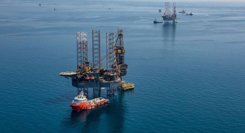 Kezd elszabadulni a pokol a Közel-Keleten: lángol az Aramco olajfinomítója, a húszik egyre aktívabbak
