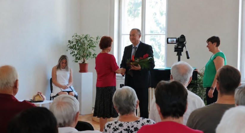 Majnay Klára vehette át a Gyönkért ezüst emlékplakettet