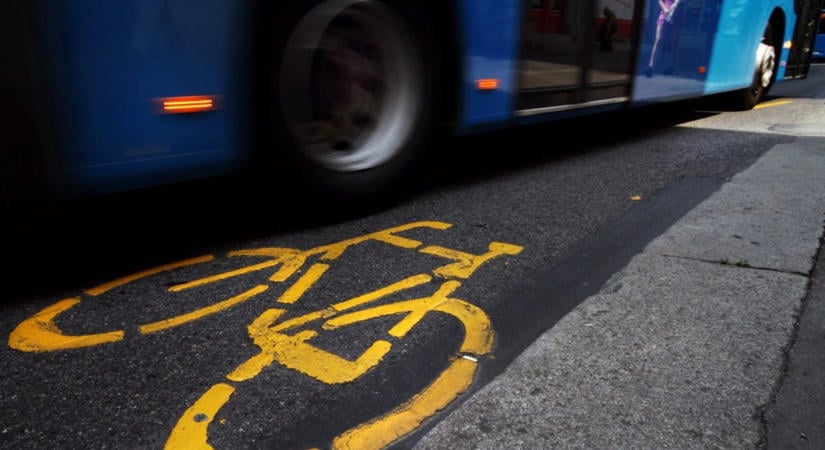 Áthajtott egy bicikliző gyerek lábán egy busz Zuglóban