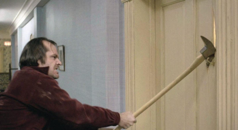 Elárverezik Jack Nicholson hírhedt fejszéjét a Ragyogásból