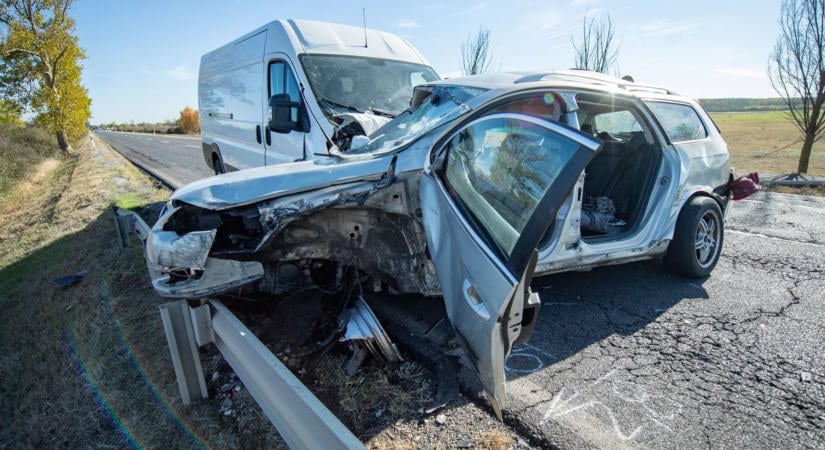 Szörnyű tragédia! Két áldozata van a hajdú-bihari balesetnek, a kórházban hunyt el egy fiatal nő – fotókkal