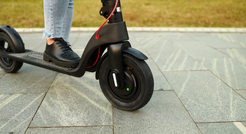 Sokkoló felvétel – száguldva esett hatalmasat egy kisfiú rollerrel, életveszélyes sérüléseket szenvedett