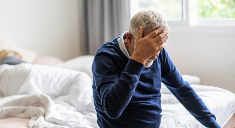 Ezek az Alzheimer-kór első jelei, amelyek korábban jelentkezhetnek, mint a feledékenység