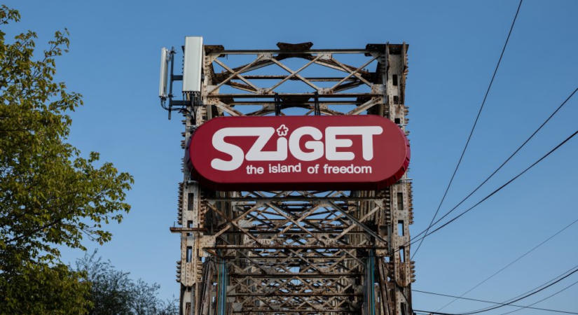 Nem mehetnek a Dunába a fesztiválozók a Sziget Beach-en, ami a szennyezett Óbudai Gázgyárral szemben található