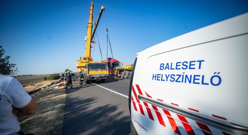 „A csodában reménykednek” – lefújták a falunapot az M3-as buszbaleset miatt, a családok várják a híreket