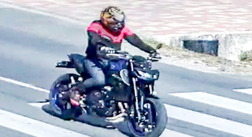 Közúti veszélyeztetés miatt keresik ezt a motorost - Dobd vissza kővel?