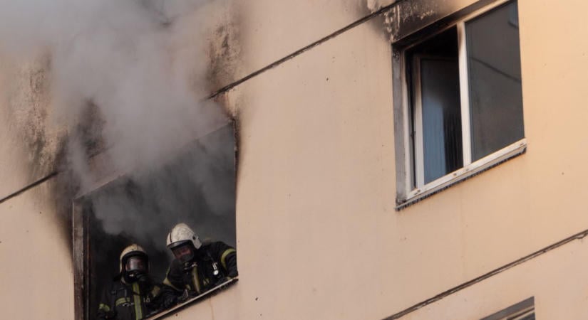 Pánik Szekszárdon! Lángolt egy társasház, két embert menekítettek ki