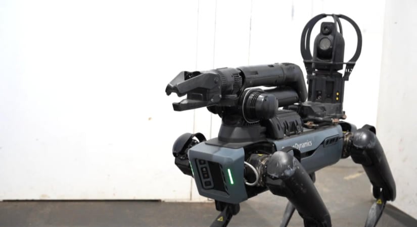 Lépcsőzik, ajtót nyit és veszélyes anyagokat detektál – bevetésen a TEK különleges robotkutyája