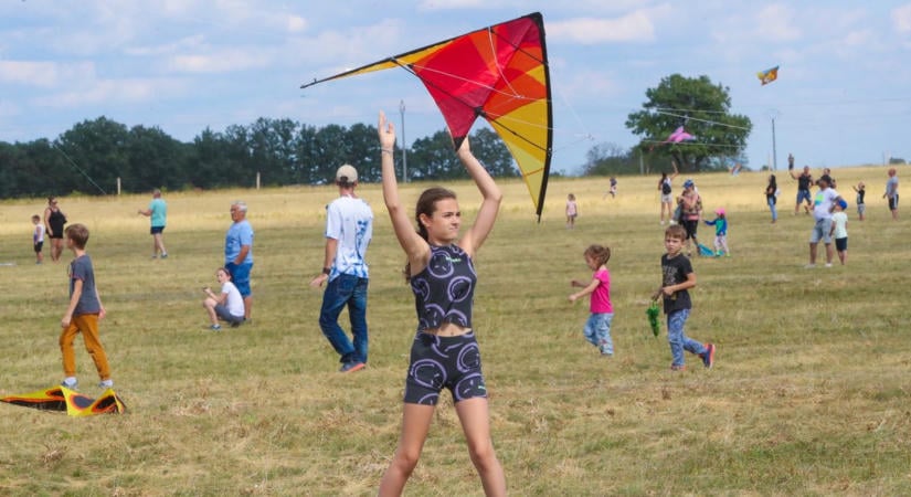 Szélre fel! Sárkányok lepik el Szentlőrinc egét