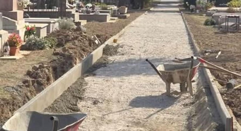Mindenszentekre újabb utak újulnak meg a tamási temetőben