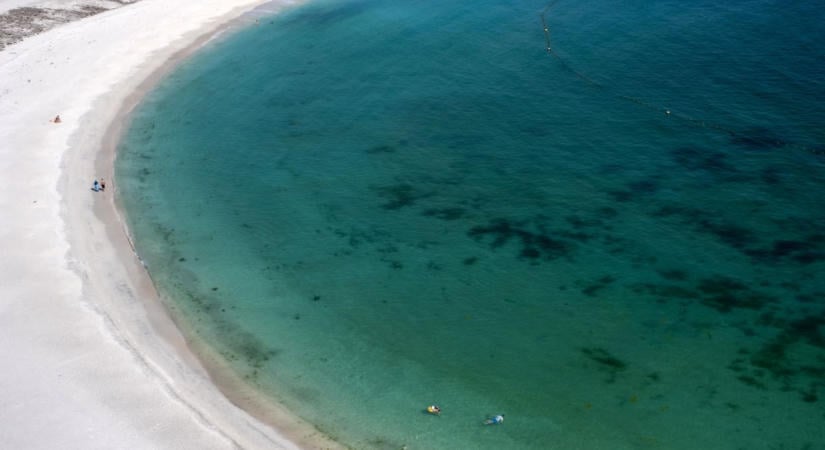 Strandokat zártak le az Egyesült Arab Emírségekben a Perzsa-öbölben történt olajszennyezés miatt