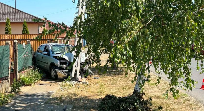 Sokkoló képek Újfehértóról: tőből tört ki a betonoszlop a karambolban – válaszoltak a mentők (fotók)