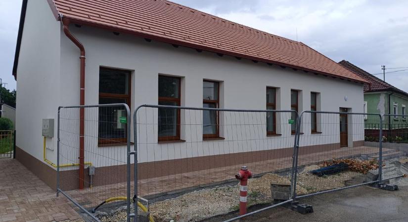 Dolgoznak a beledi szociális központ épületén, uniós támogatással fejleszt a város