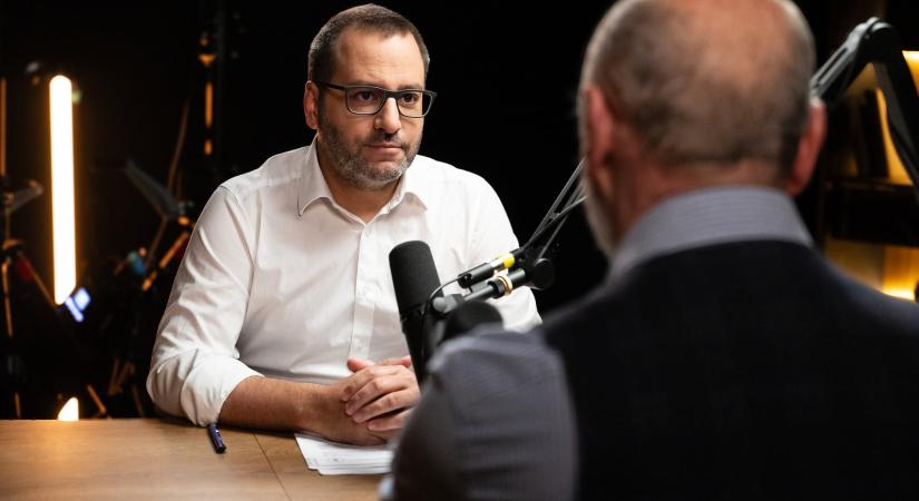 Lánczi Tamás két sörözés között összeakasztotta a bajuszt a 444 riporterével, aki csak rosszat akar neki