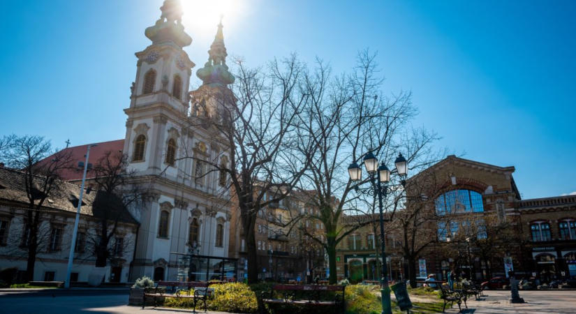 Robbanótestek bukkantak elő a Dunából a Batthyány térnél