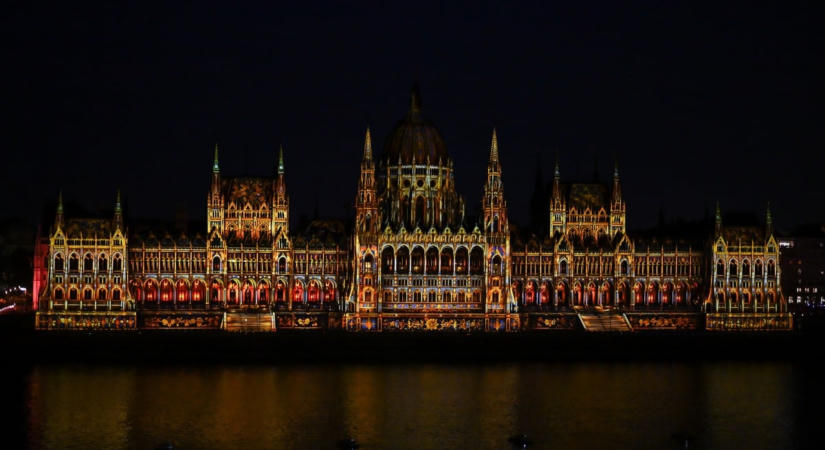 Villámok tűntek fel Budapest horizontján az esti ünnepség kezdetén, a fővárost végül elkerülte a vihar